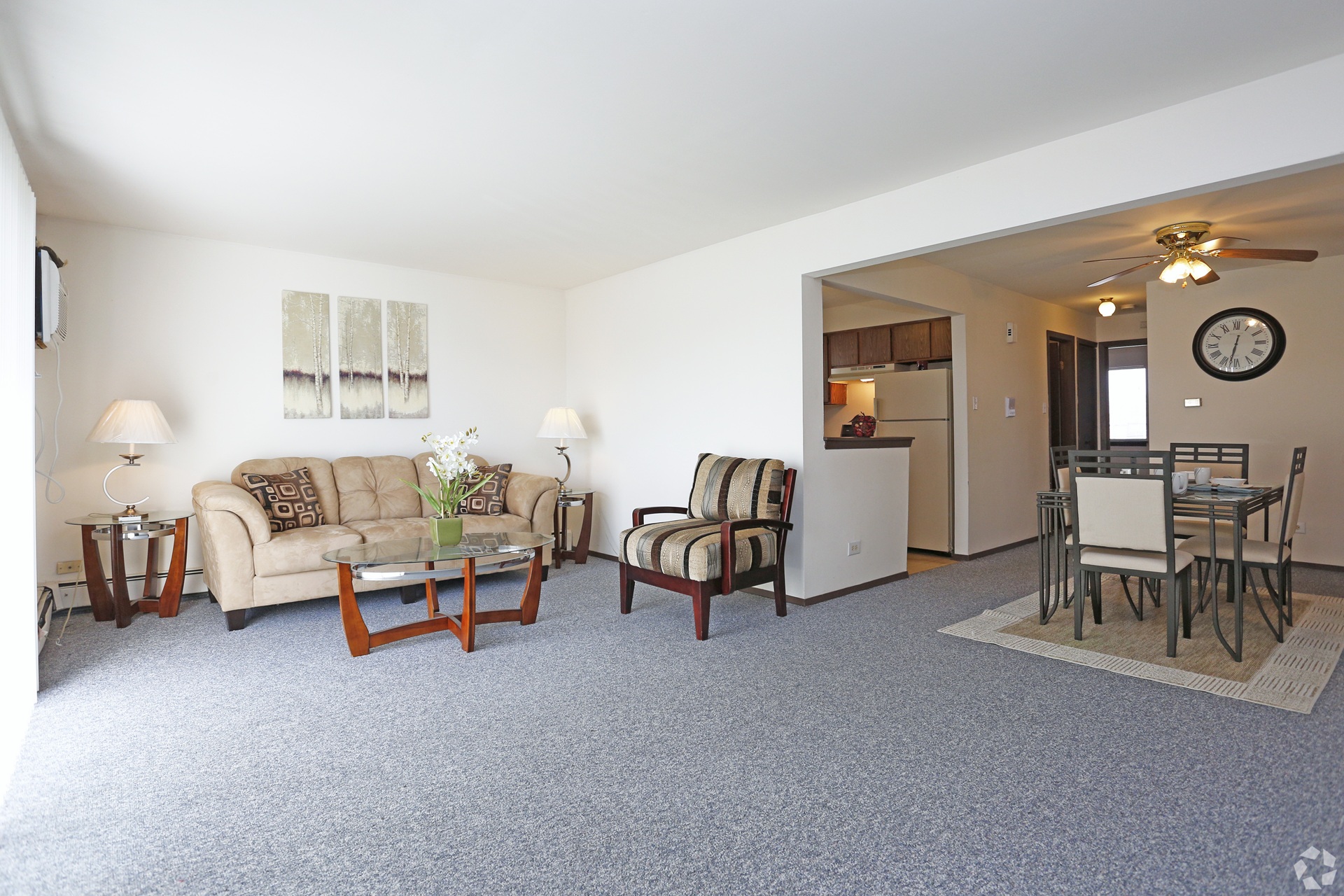 Spacious apartment living room at Dynasty Properties in Calumet City Illinois